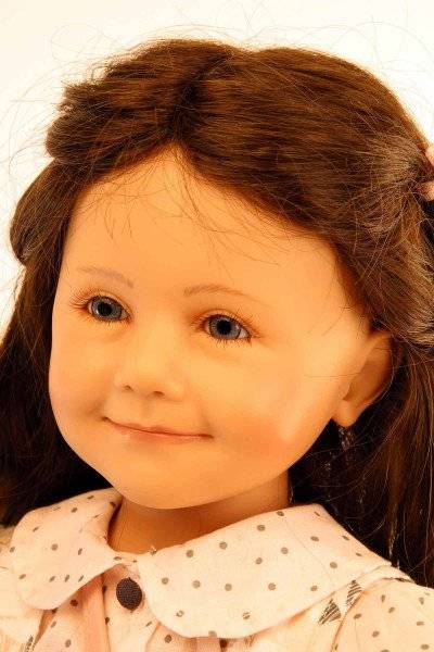 Schildkröt Manufaktur Puppe Jenny sitzend 65 cm von Sieglinde Frieske braune Haare, Kleidung weiss/rose/braun Weihnachtsangebot