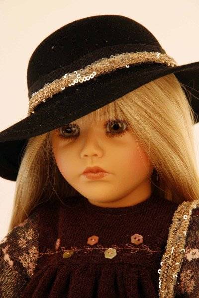 Schildkröt Manufaktur Puppe Carolina sitzend 53 cm von Sybille Sauer blonde Haare, Kleidung Glitzerlook Zeitlich begrenztes Angebot