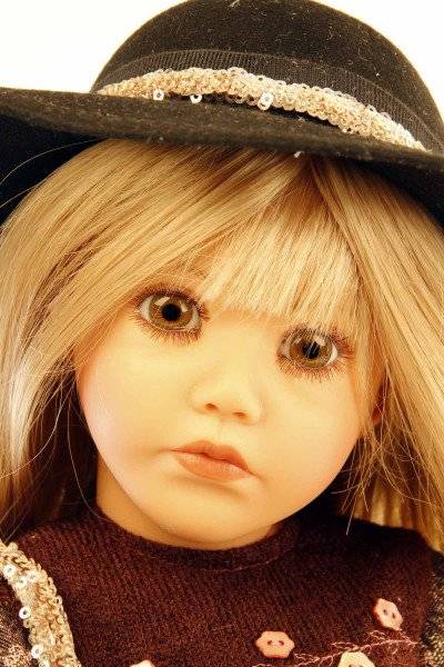 Schildkröt Manufaktur Puppe Carolina sitzend 53 cm von Sybille Sauer blonde Haare, Kleidung Glitzerlook Zeitlich begrenztes Angebot