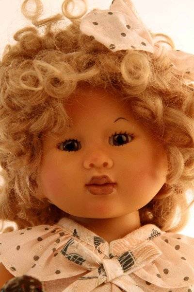 Schildkröt Manufaktur Puppe Müller-Wichtel Kimiko 30 cm blonde Haare, Kleidung rose/braun Blitzangebot