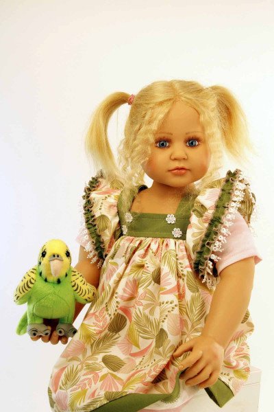 Schildkröt Manufaktur Puppe Johanna von Brigitte Paetsch 70 cm sitzend, blonde Haare, Kleidung grün/rose Saisonale Angebote