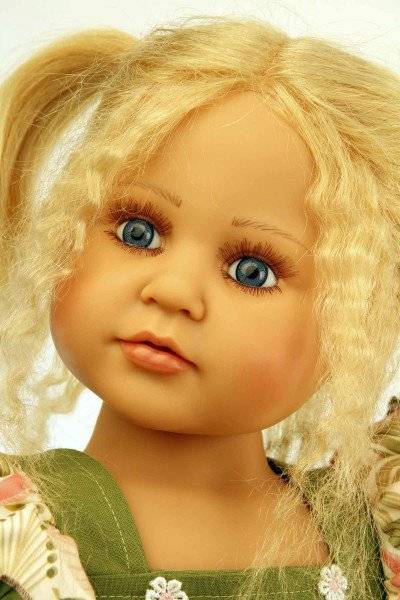 Schildkröt Manufaktur Puppe Johanna von Brigitte Paetsch 70 cm sitzend, blonde Haare, Kleidung grün/rose Saisonale Angebote