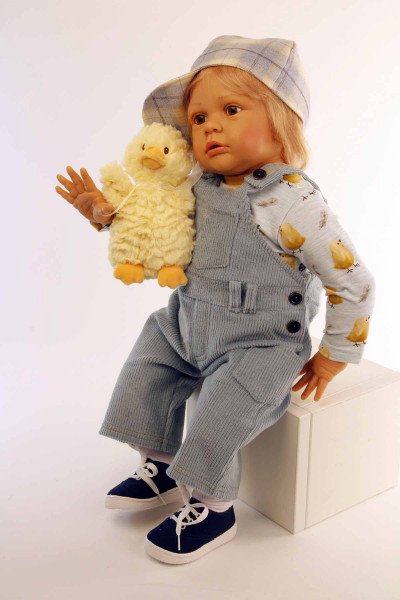 Schildkröt Manufaktur Puppe Louis 60 cm von Gudrun Legler, blonde Haare, Kleidung blau/gelb Räumungsverkauf