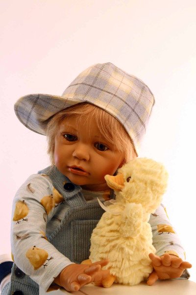 Schildkröt Manufaktur Puppe Louis 60 cm von Gudrun Legler, blonde Haare, Kleidung blau/gelb Räumungsverkauf