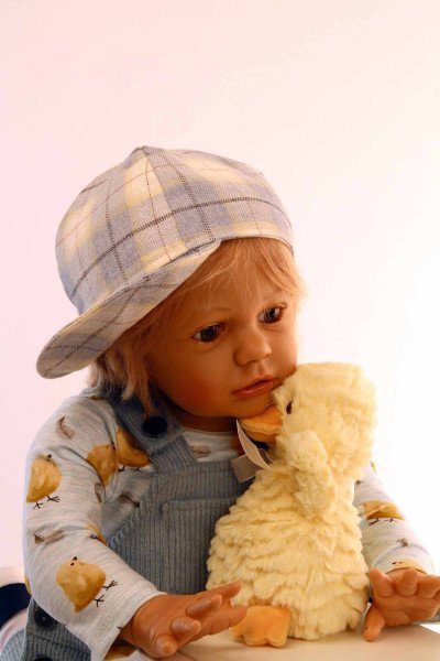 Schildkröt Manufaktur Puppe Louis 60 cm von Gudrun Legler, blonde Haare, Kleidung blau/gelb Räumungsverkauf