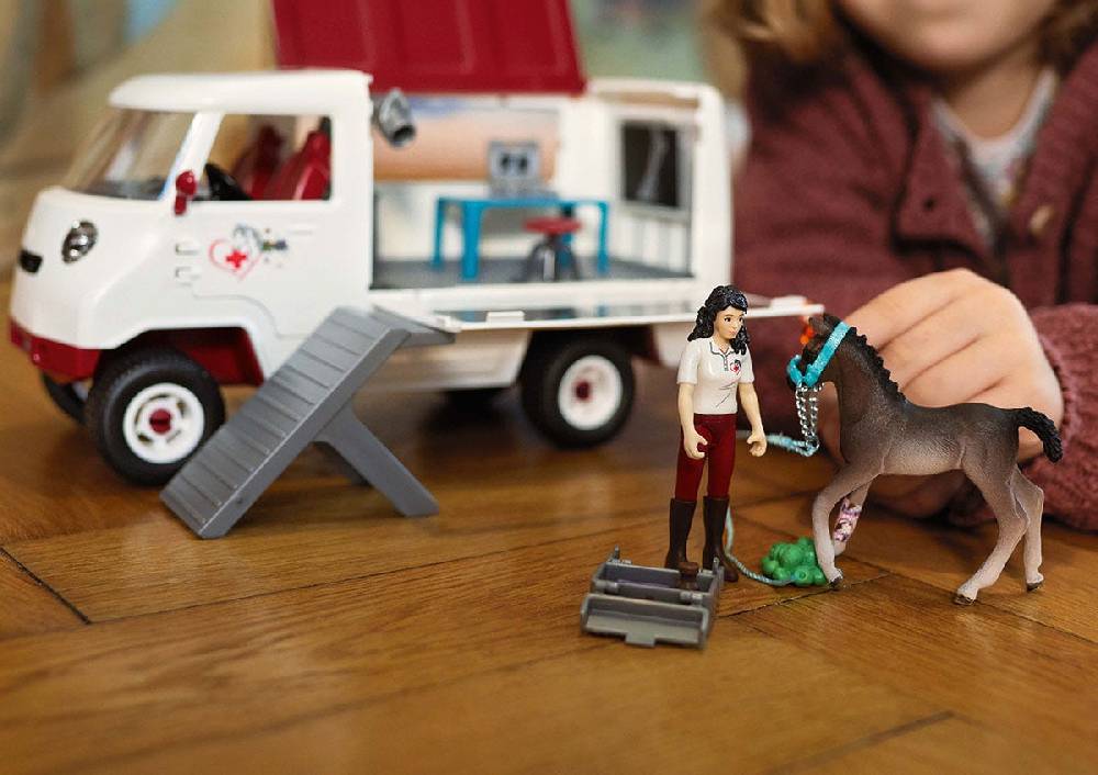 Schleich Mobile Tierärztin mit Hannoveraner Fohlen Räumungsverkauf